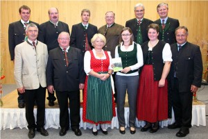 Der Vorstand des Naturpark Attersee-Traunsee mit Geschäftsführerin Sandra Gattermaier (vorne, 3.v.r) Copyright: www.salzi.at