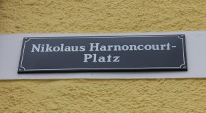 SchildNikolausHarnoncourtPlatzTVBAttergau